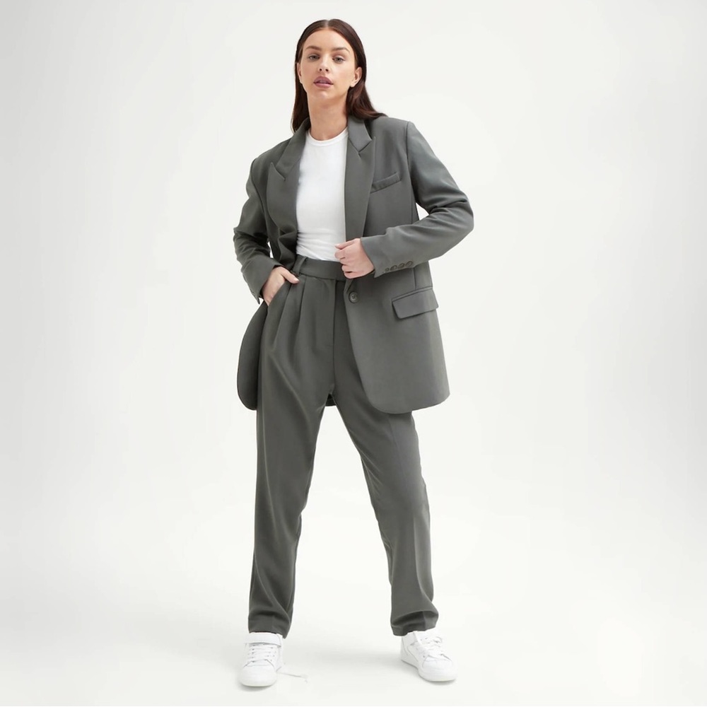 Because of Alice (BOA) suit in color Moss